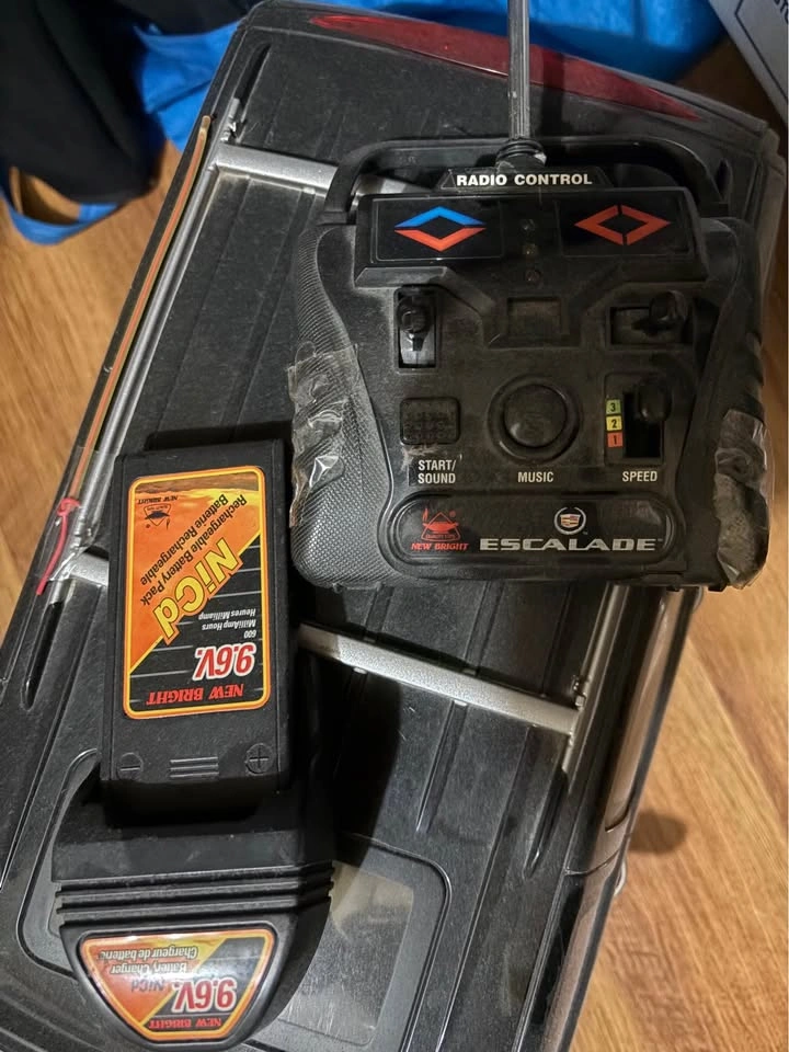 Bright RC Cadillac Escalade Car with Controller and Battery - photo 3