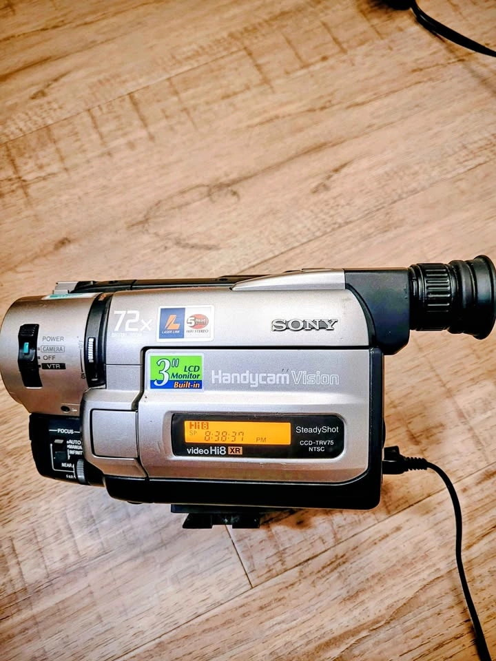 GREAT CONDITION! Sony Handycam 72x digital zoom camcorder