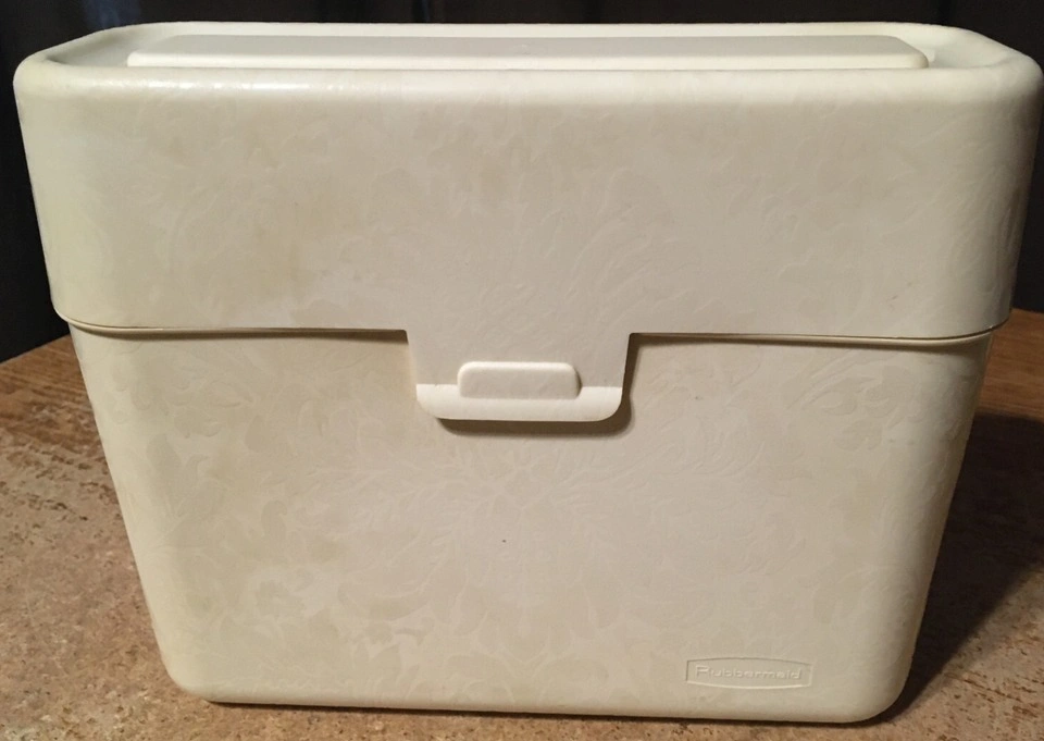 2 Rubbermaid 1994 Beige Containers - Flowers & J-3204 4 Quarts G - photo 2