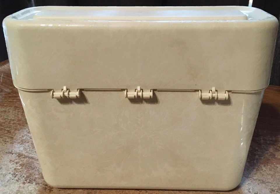 2 Rubbermaid 1994 Beige Containers - Flowers & J-3204 4 Quarts G - photo 3