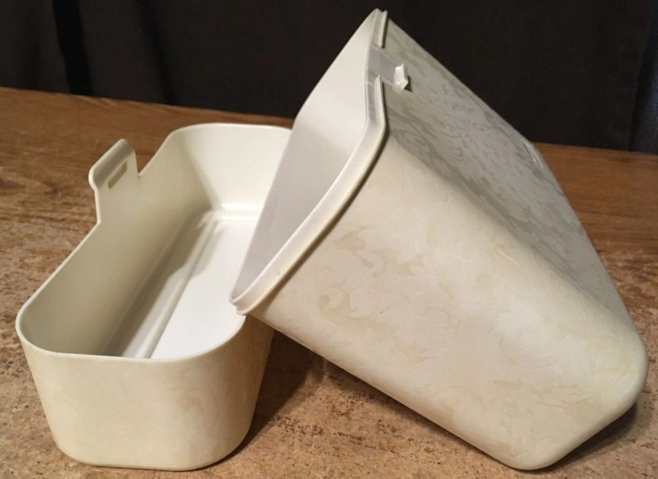 2 Rubbermaid 1994 Beige Containers - Flowers & J-3204 4 Quarts G - photo 5