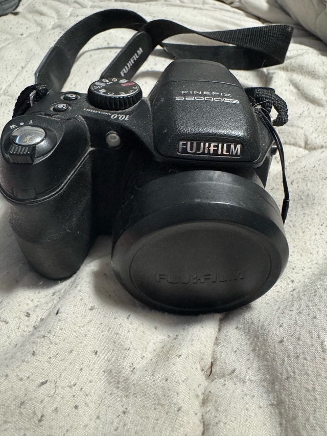 Fujifilm FinePix S2000HD Digital Camera