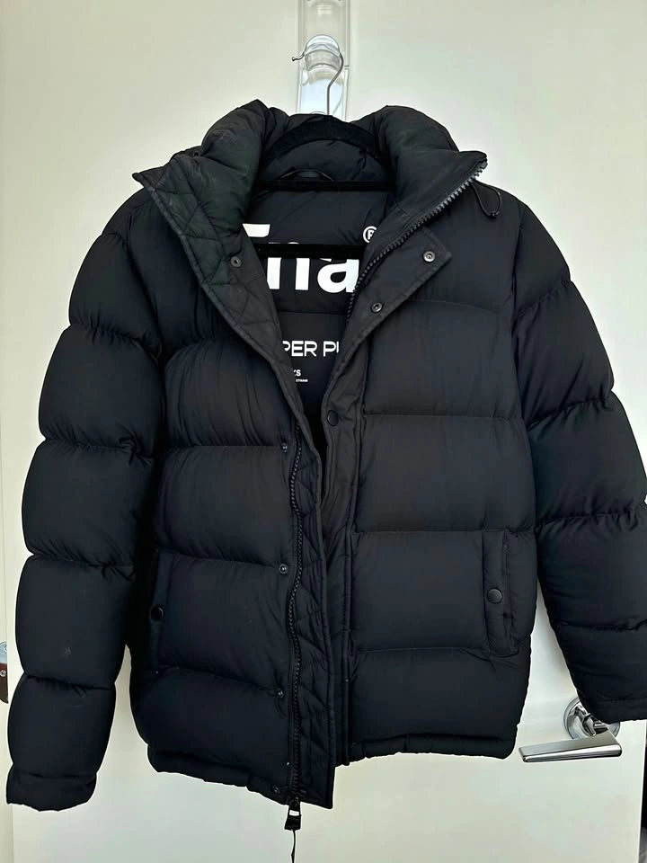 Black Aritzia Super Puff Jacket