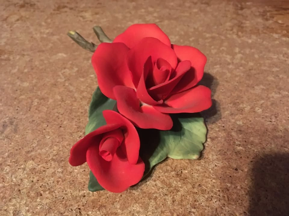 Red Stem Rose on Leaves Figurine - photo 2