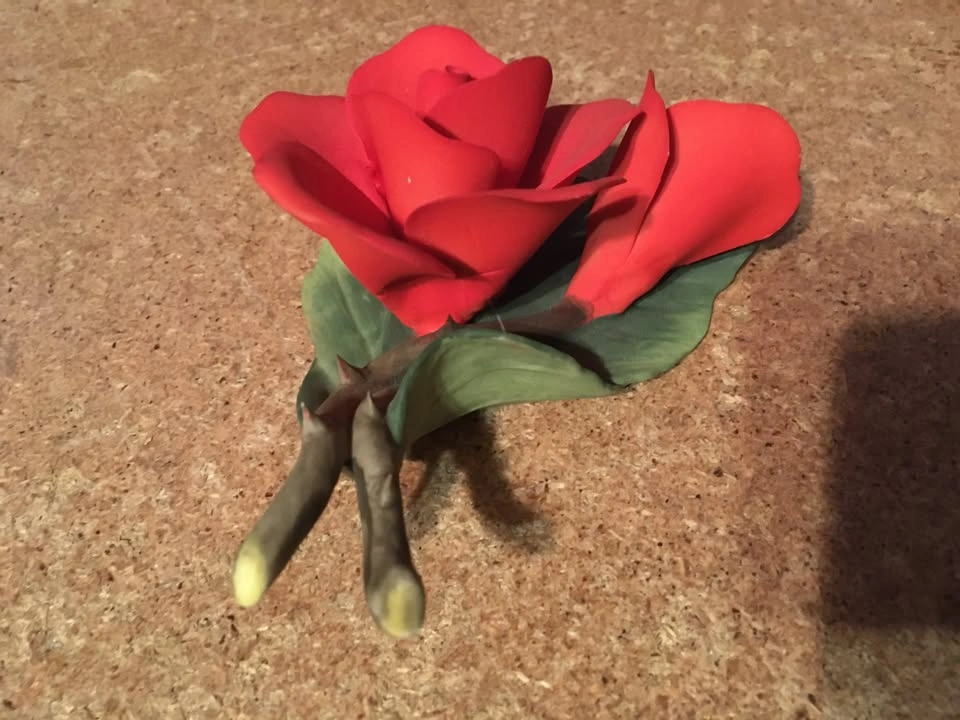 Red Stem Rose on Leaves Figurine - photo 3