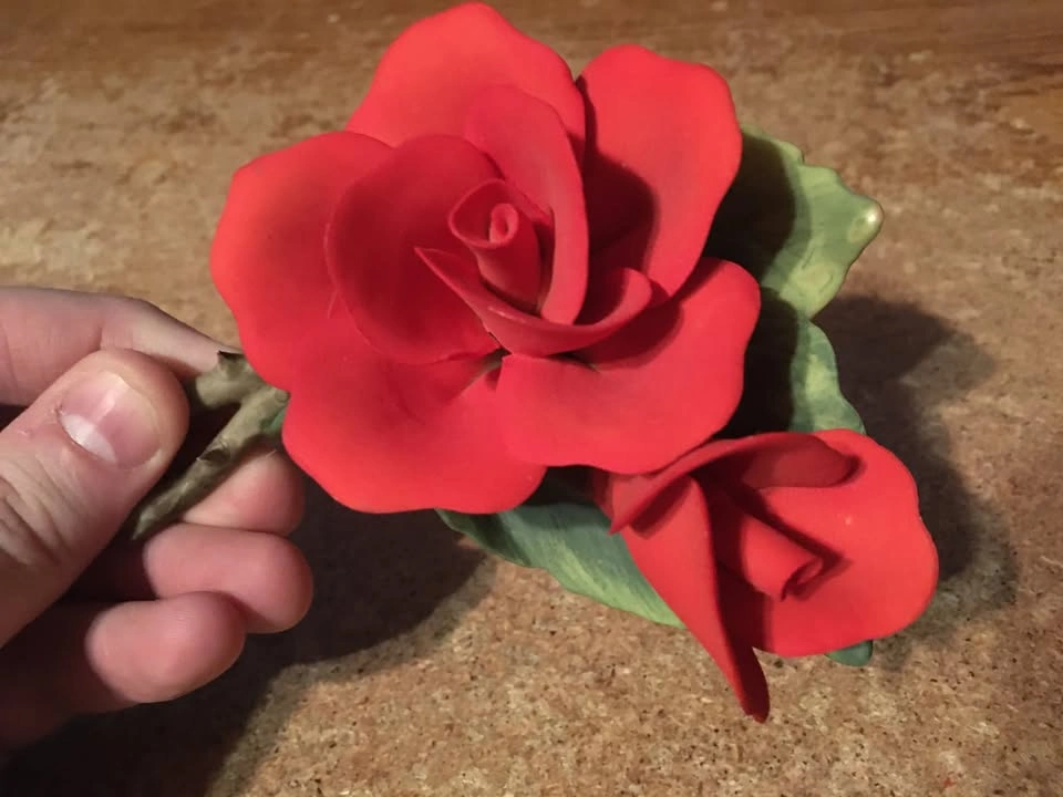 Red Stem Rose on Leaves Figurine - photo 4