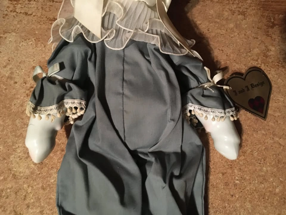 J AND J DESIGN VINTAGE PORCELAIN HARLEQUIN UNICORN DOLL 18.5" - photo 4