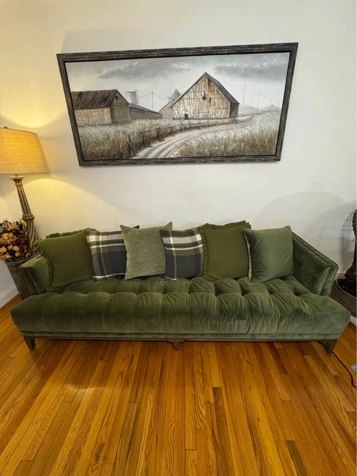 Moving sale: green velvet sofa with cushions - photo 2