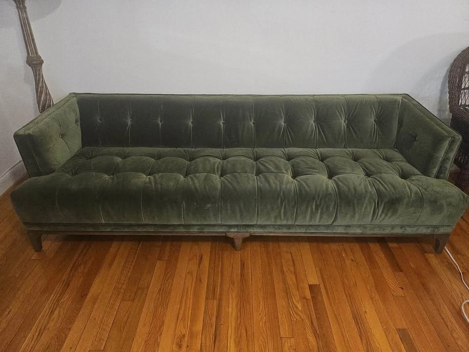 Moving sale: green velvet sofa with cushions - photo 3
