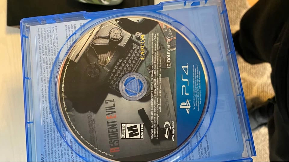 PS4 Pro Bundle (2 Controllers + Resident Evil 2) - photo 2