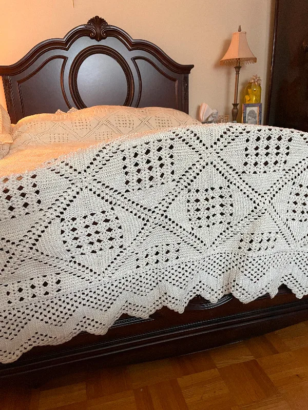 Queen size crochet bed spread / blanket thumbnail