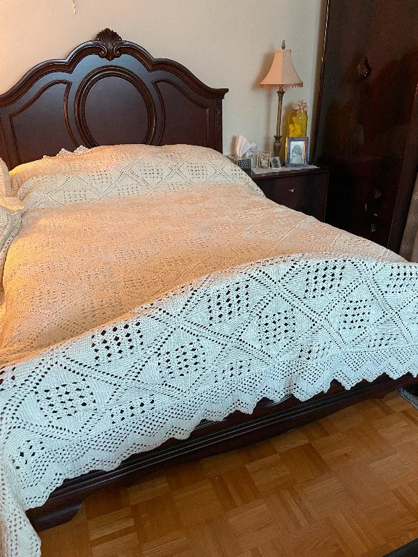 Queen size crochet bed spread / blanket image indicator(2)