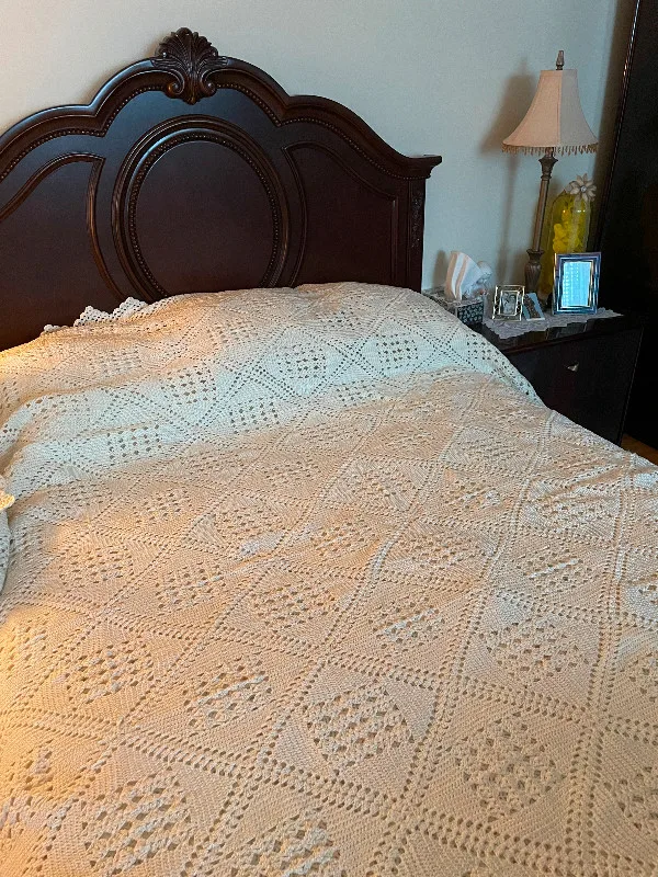 Queen size crochet bed spread / blanket image indicator(3)