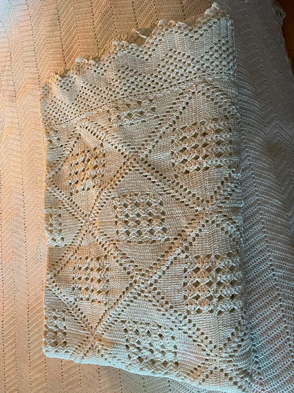 Queen size crochet bed spread / blanket image indicator(4)