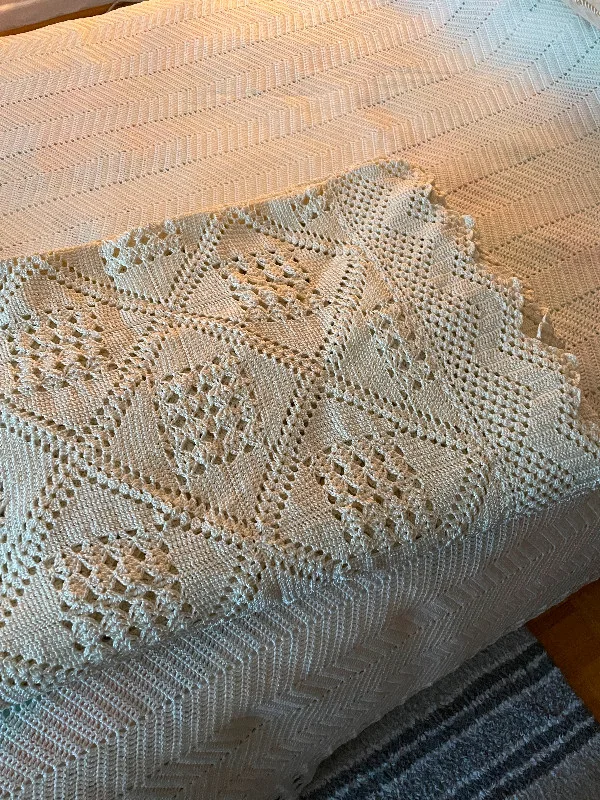 Queen size crochet bed spread / blanket image indicator(5)