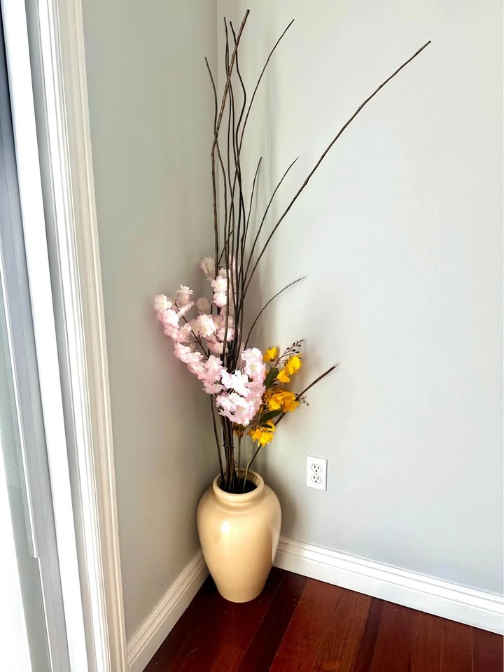 Vase with flowers - photo 2