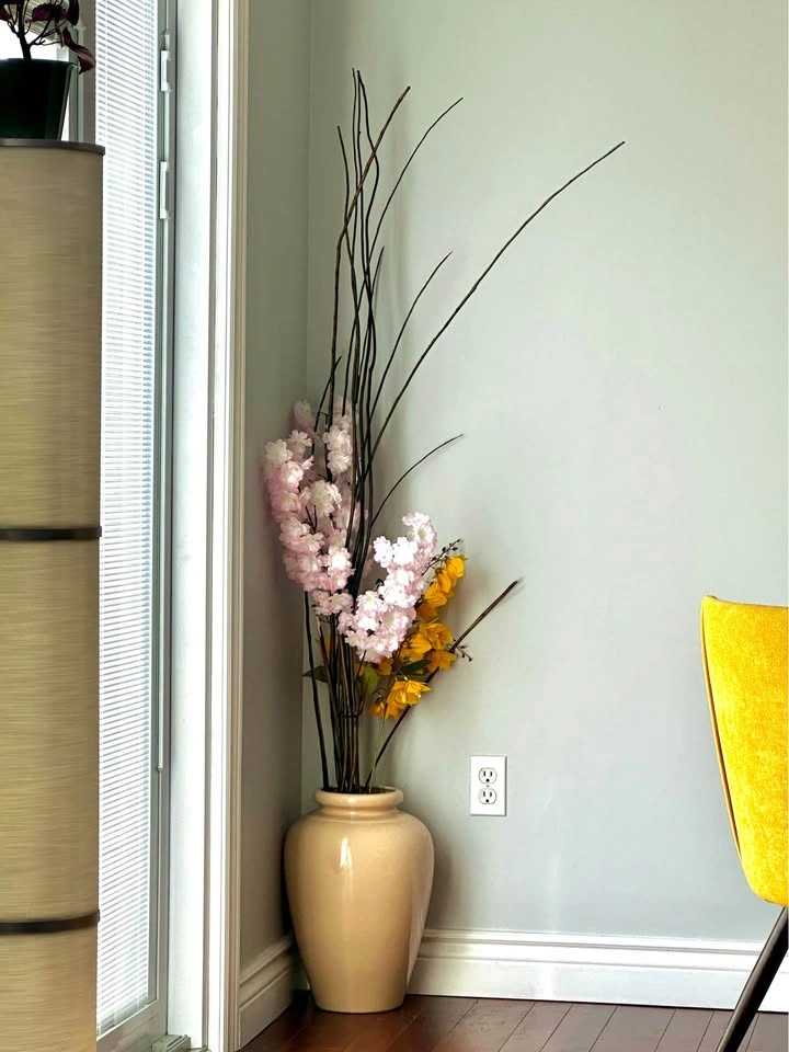 Vase with flowers - photo 3