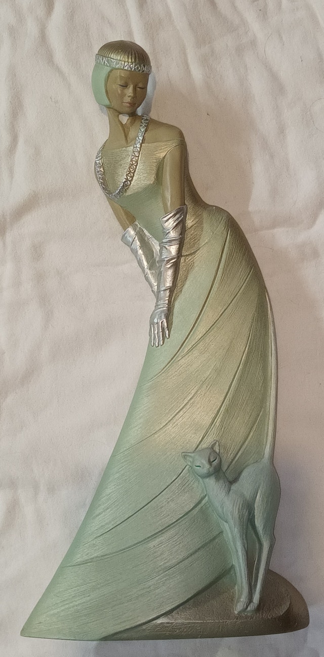 Ivory Princess Figurine 9.5x19" By Ed Van Roselan 1995 Parastone
