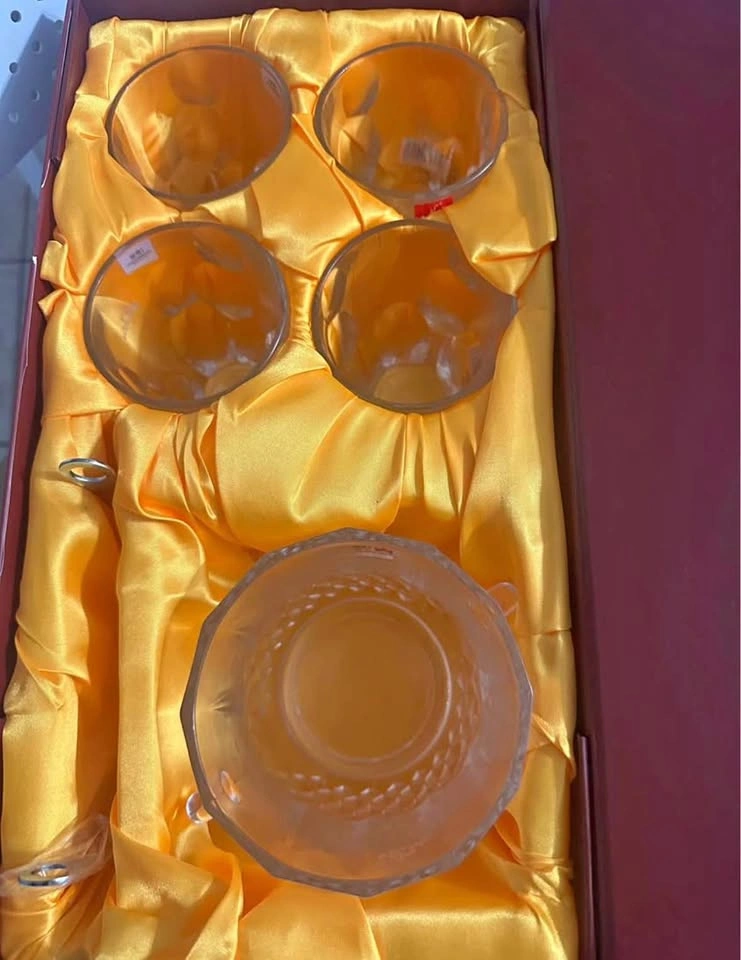 Ice bucket with 4 glasses