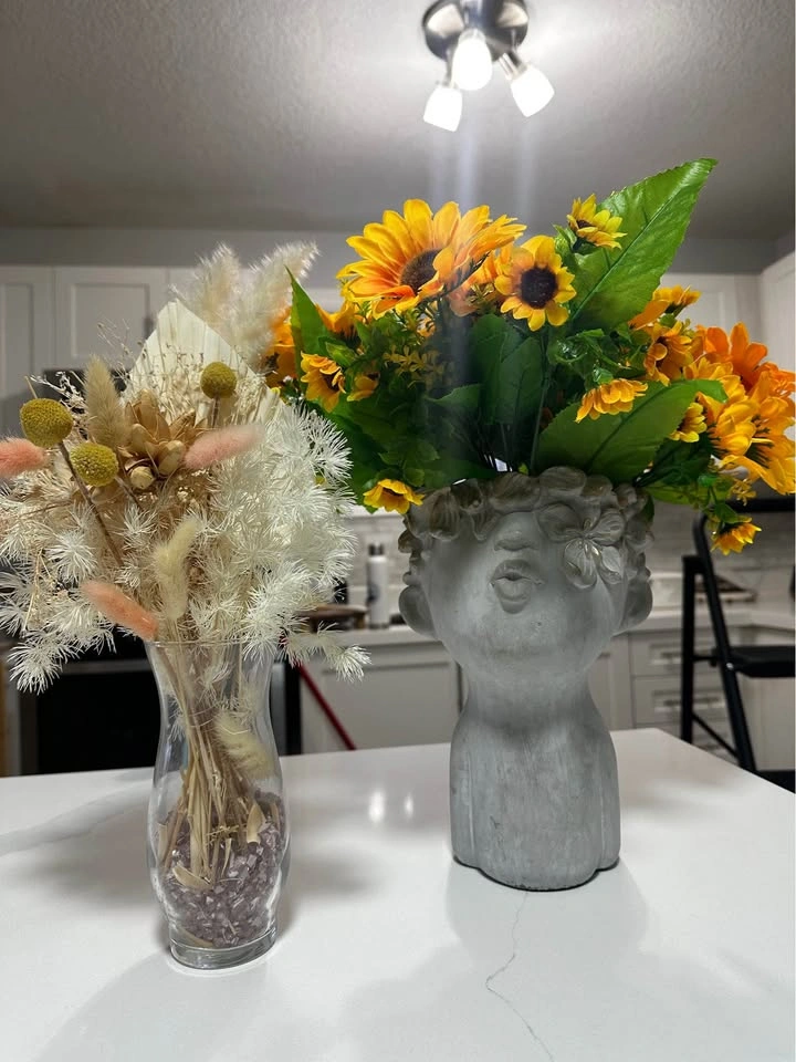 Vase with flowers - photo 2