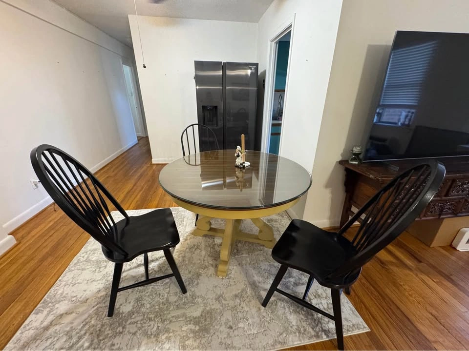 Moving Sale: Round Dining Table - photo 2