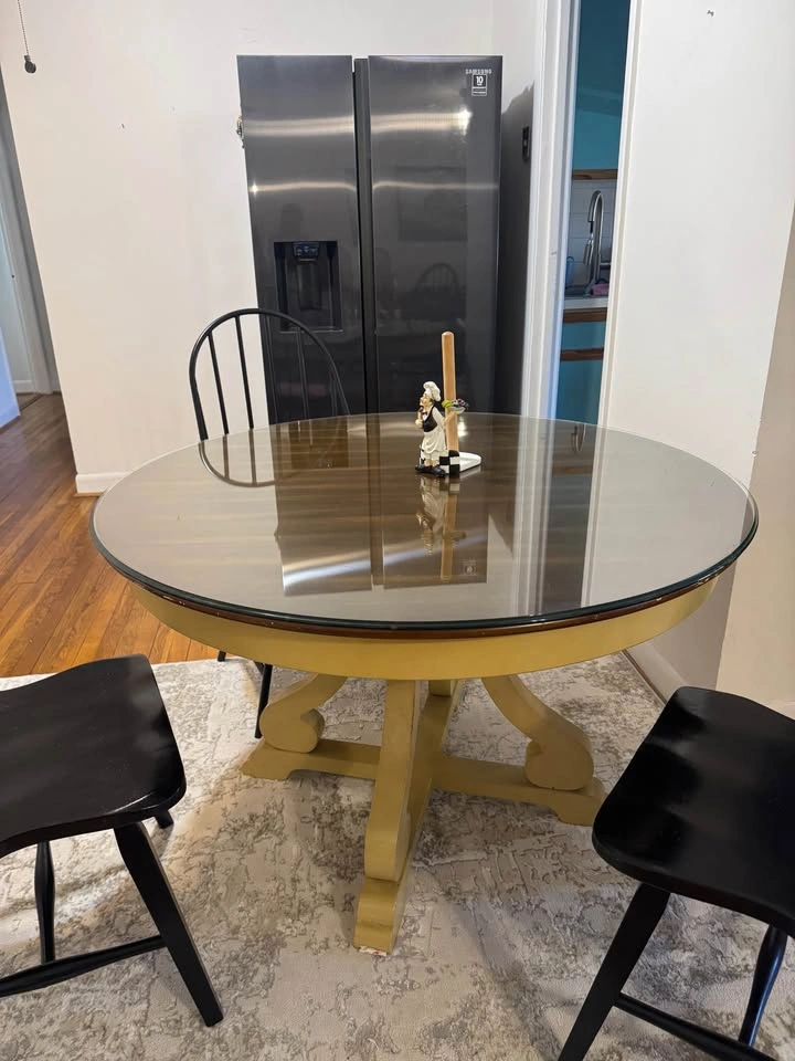 Moving Sale: Round Dining Table - photo 5