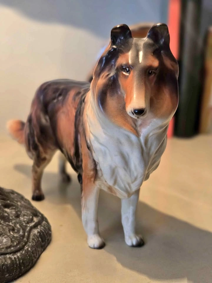 Beautiful vintage glass collie figure