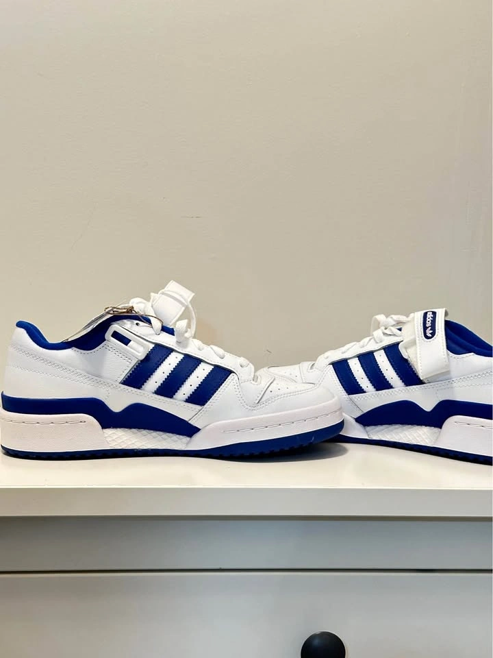 Adidas Shoes (Size 7)