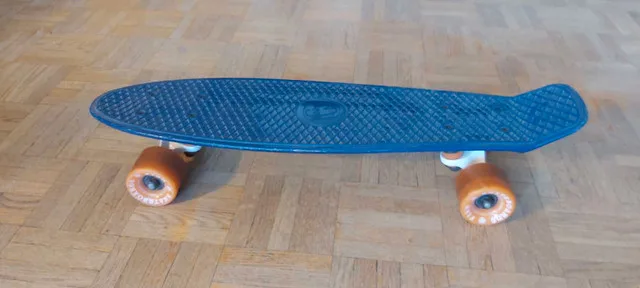 Short Skateboard , good condition image indicator(4)