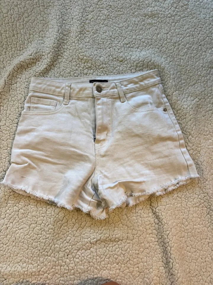 Sincerely Jules White Jean Short - Size 27 thumbnail