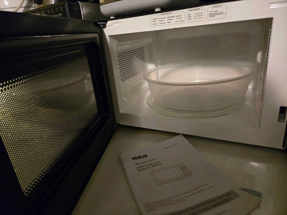 RCA RMW733 0.7 cu. ft. 700-watt Microwave - photo 2