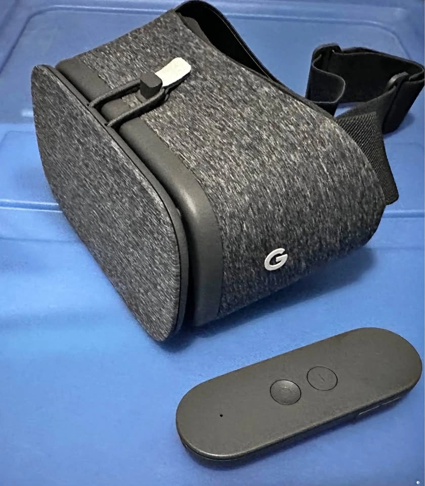 Google Daydream View VR Headset + Controller