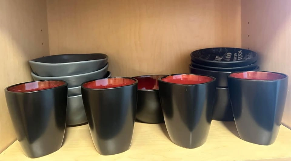 Elite Gibson 4 Coffee Mugs - Black/Burgundy Ceramic