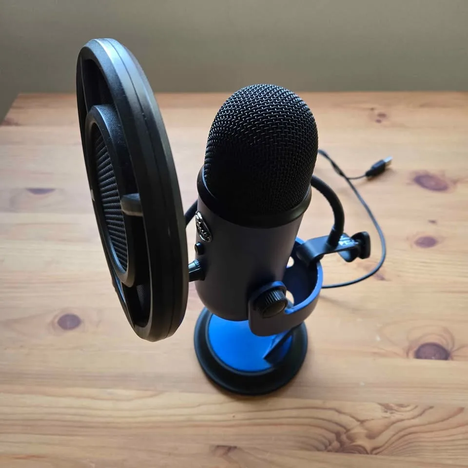Blue Yeti USB Microphone + Pop Filter image indicator(2)