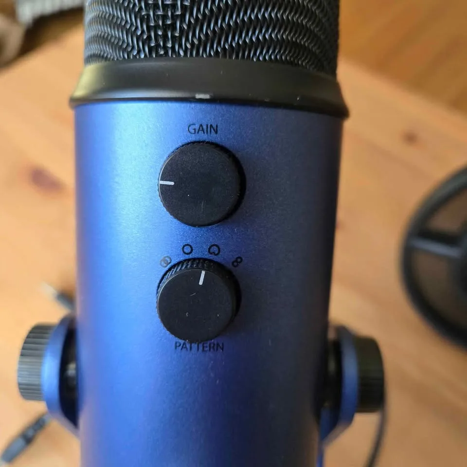 Blue Yeti USB Microphone + Pop Filter image indicator(4)