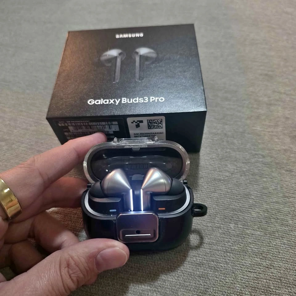 Samsung Galaxy Buds 3 Pro - Fantastic Condition + Case