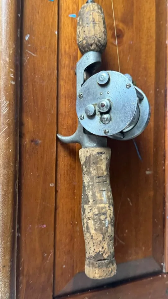 Metal Fishing pole with 1960 Shakespeare Criterion HD reel image indicator(2)