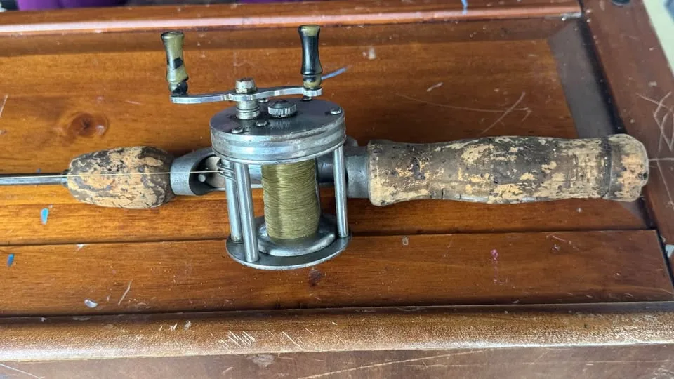 Metal Fishing pole with 1960 Shakespeare Criterion HD reel image indicator(3)