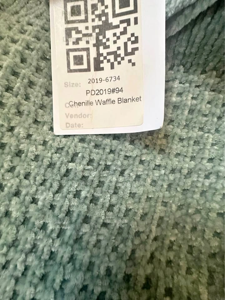 Brand new soft chenille waffle blanket. 100"x92"