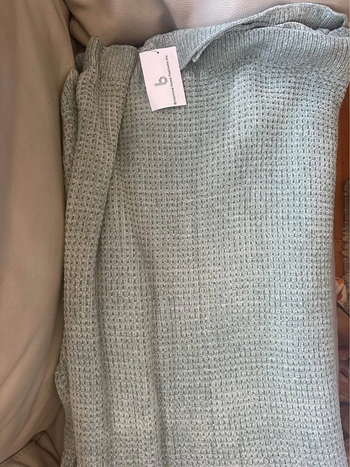 Brand new soft chenille waffle blanket. 100"x92" - photo 2