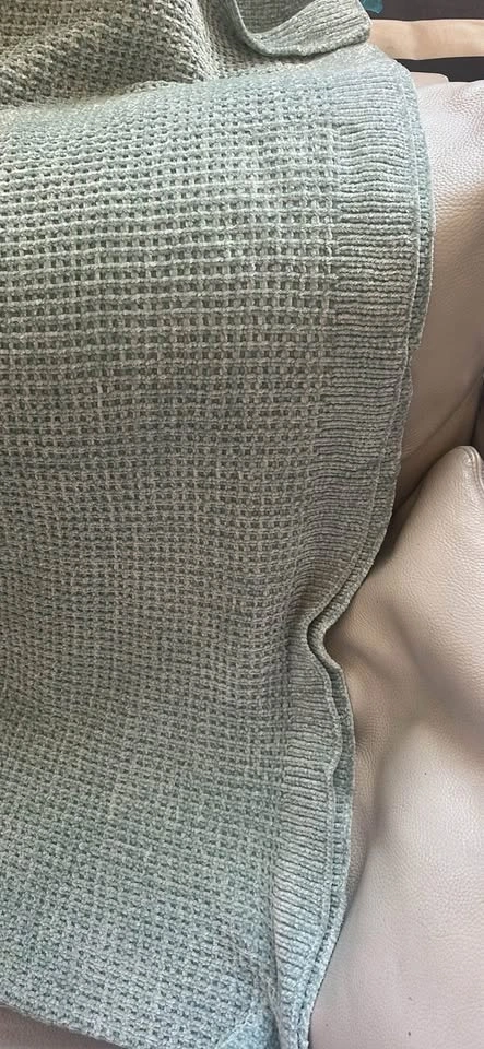 Brand new soft chenille waffle blanket. 100"x92" - photo 3
