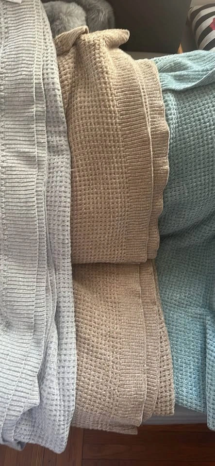 Brand new soft chenille waffle blanket. 100"x92" - photo 5