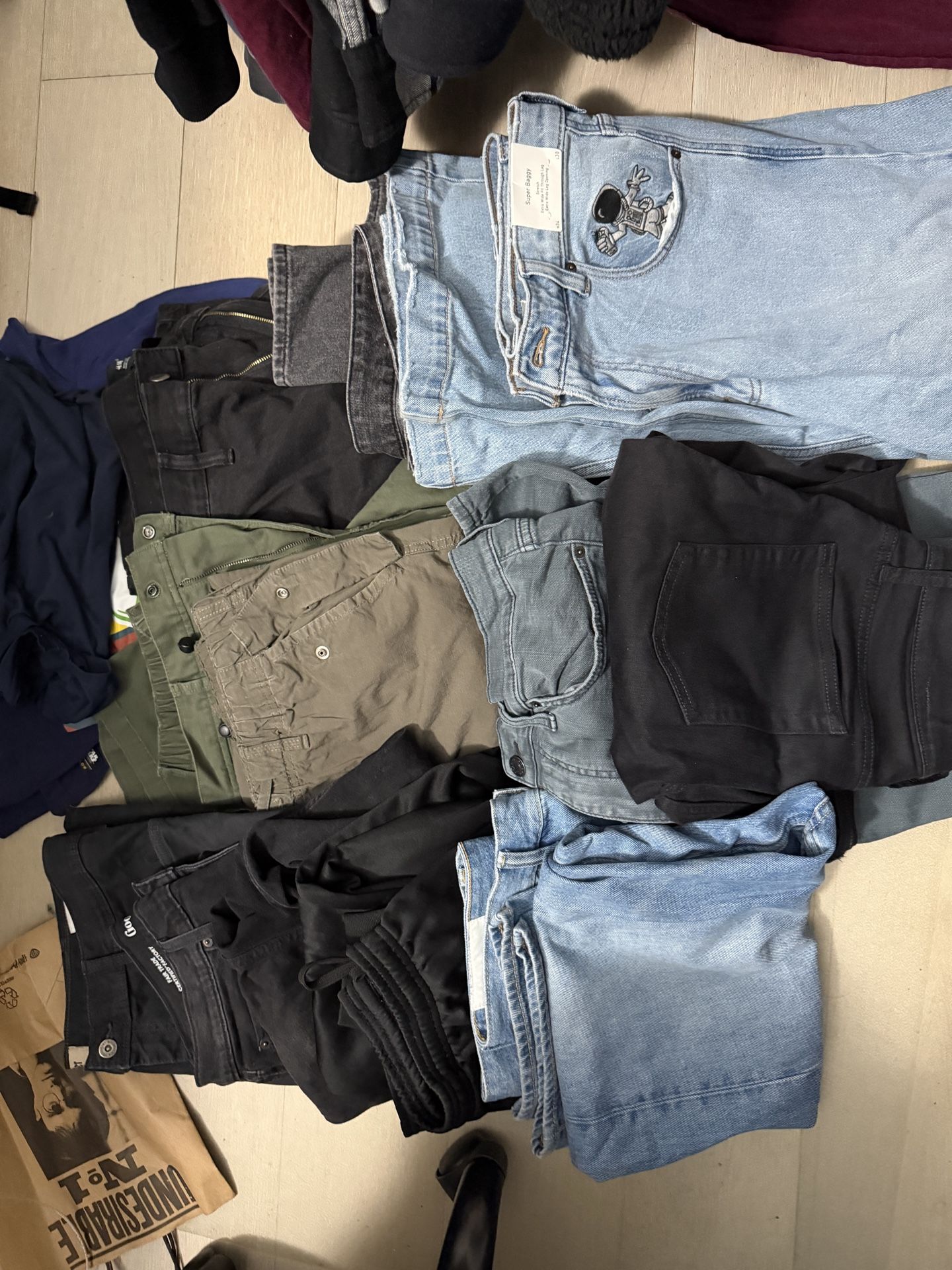 Mixed lot of jeans and pants, Super Baggy astronaut jeans, black