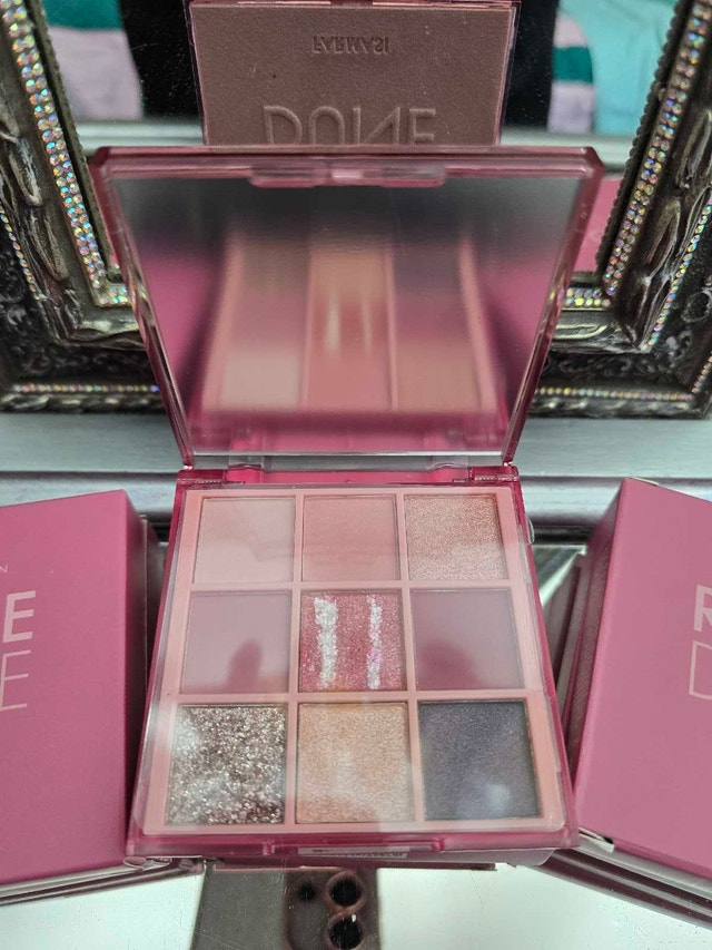 NIP Oasis Collection Eyeshadow Palettes - photo 3