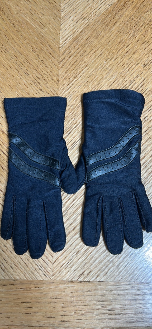 Like new Hanes Her Way XS gloves