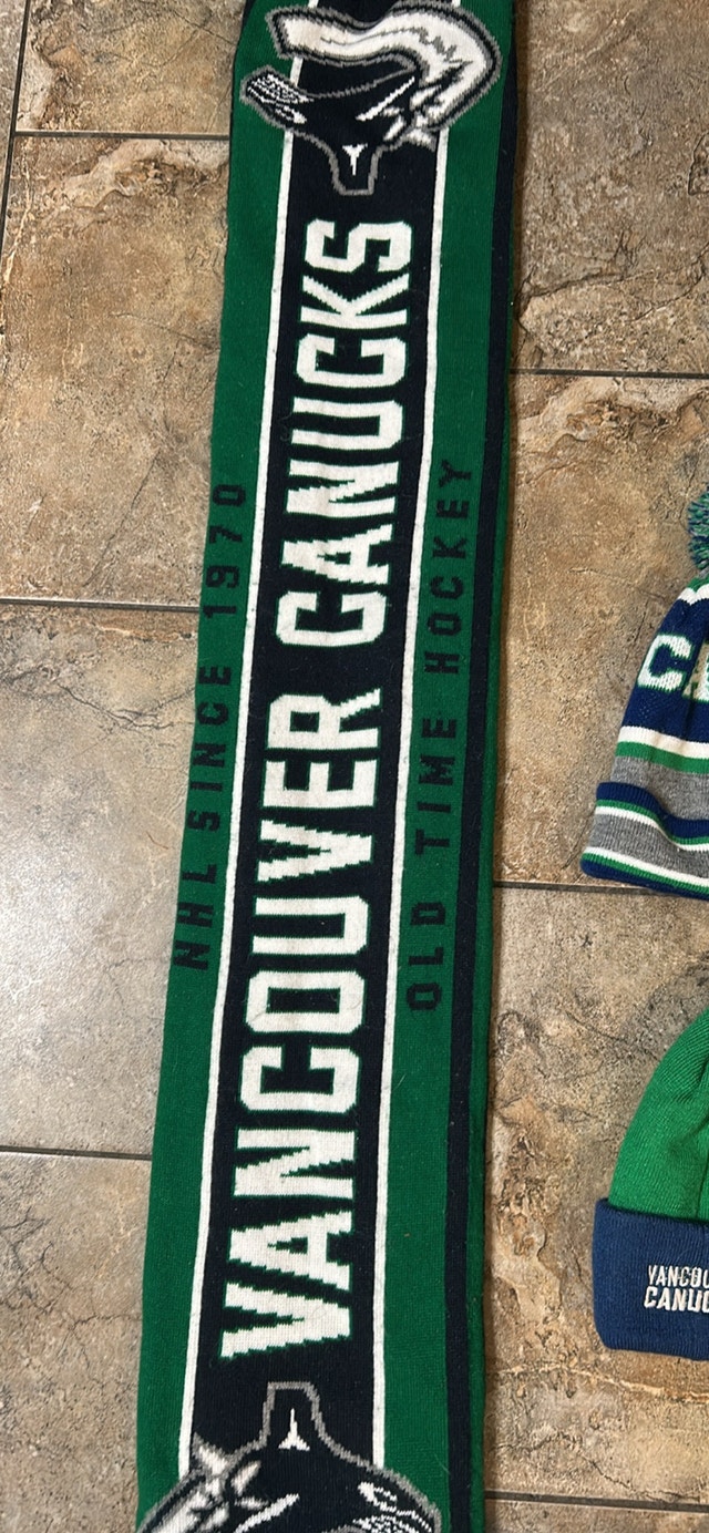 Vancouver Canucks Scarf and 2 Toques - photo 3