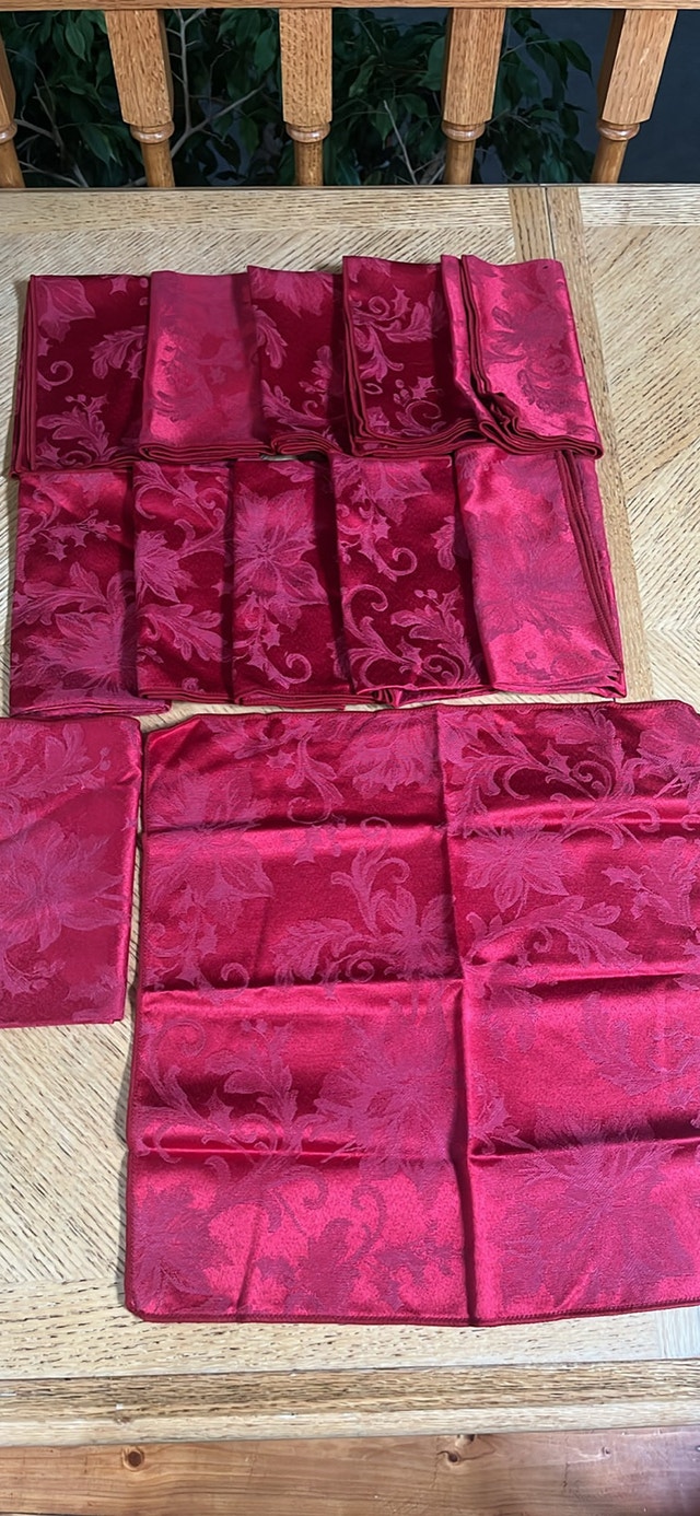 12 Cloth Christmas Napkins - Red