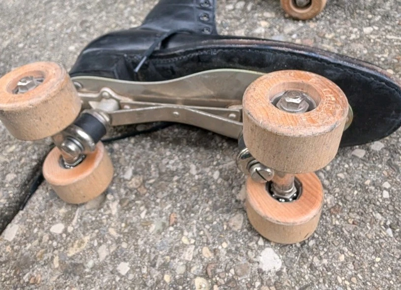 Vintage 1940-1950 Black Leather Indoor Roller Skates - photo 3