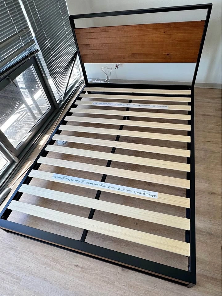 (Move out sale) Zinus Suzanne Full Bed Frame (7" height)