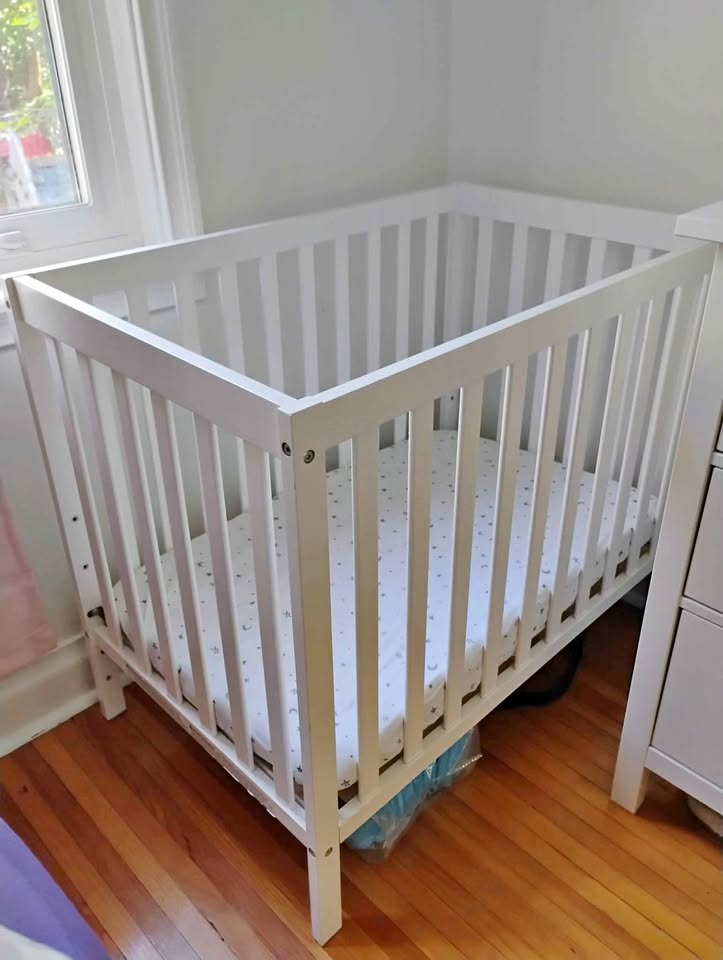 Mini crib with mattress and sheets